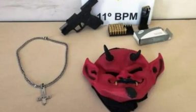Imagem referente a Homem com máscara do diabo andando armado é detido em frente a escola