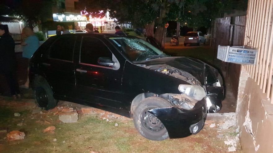 Carro colide em veículo estacionado e só para ao atingir muro de casa, no Clarito