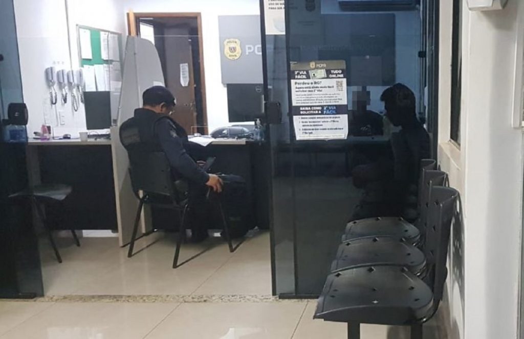 Jovem tem celular roubado durante assalto no bairro Pioneiros Catarinenses Jovem tem celular roubado durante assalto no bairro Pioneiros Catarinenses