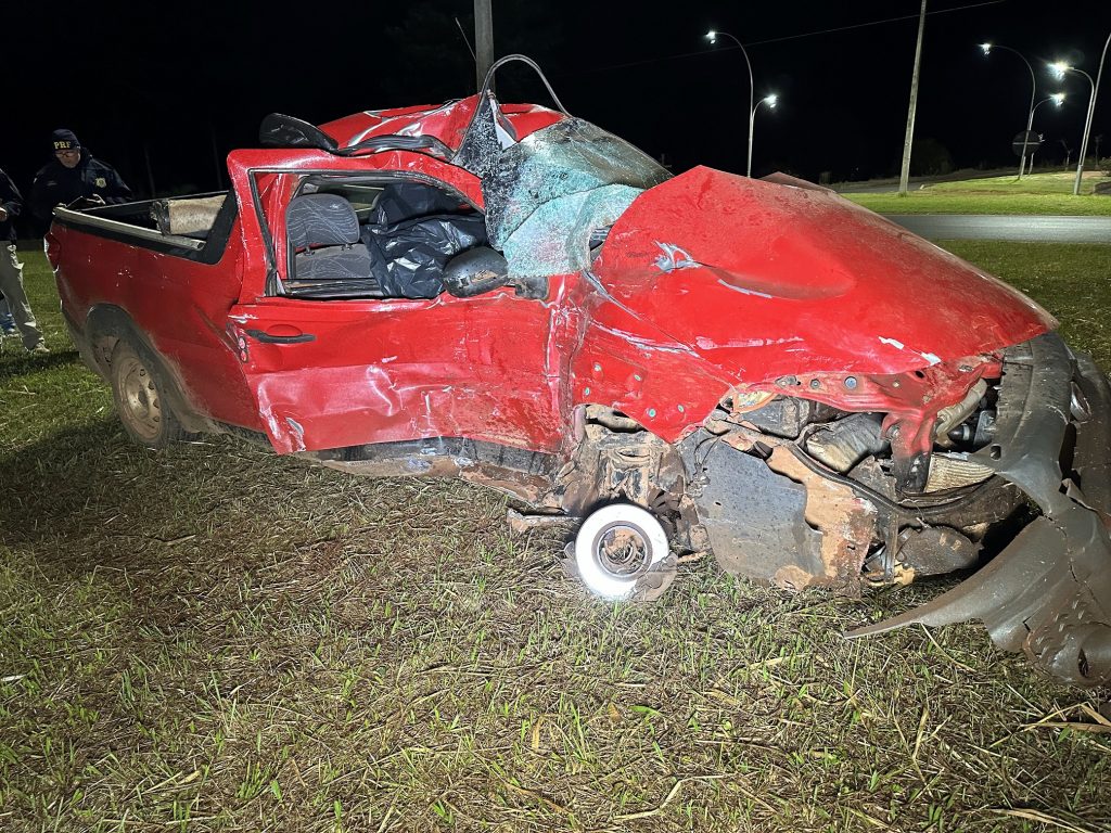 Homem morre em após colisão entre picape e caminhão no trevo de Laranjeiras do Sul Homem morre em após colisão entre picape e caminhão no trevo de Laranjeiras do Sul
