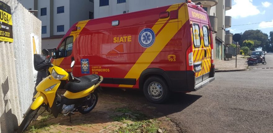 Motociclista fica ferida após colisão com Peugeot na Rua Paraná