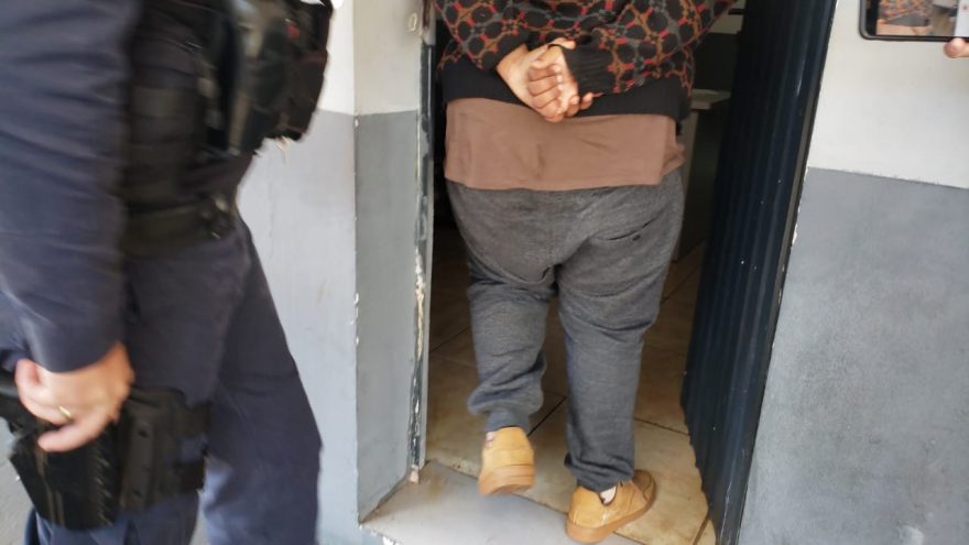 Homem é detido pela GM após furtar bebidas em supermercado