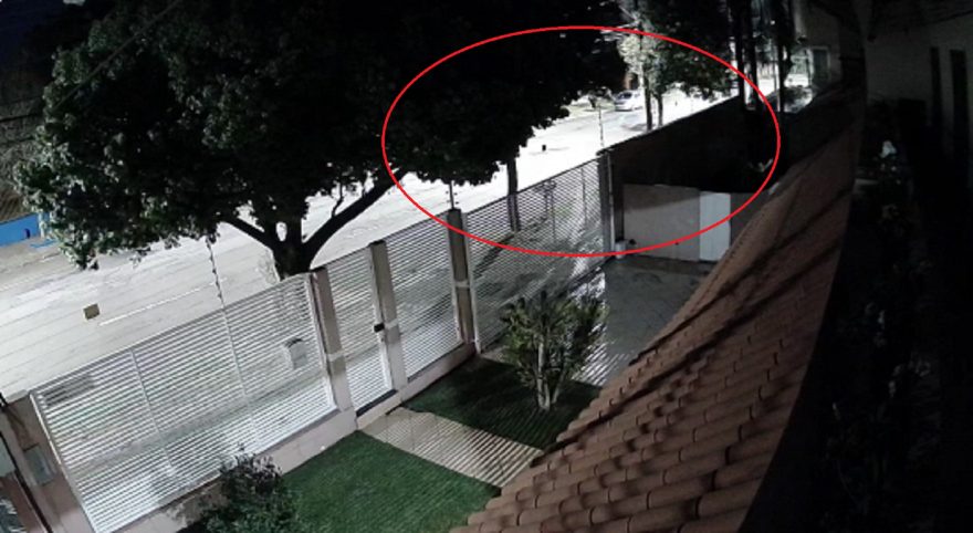 Câmera mostra motociclista sendo arrastado após perder o controle de Kawasaki na Rua Minas Gerais