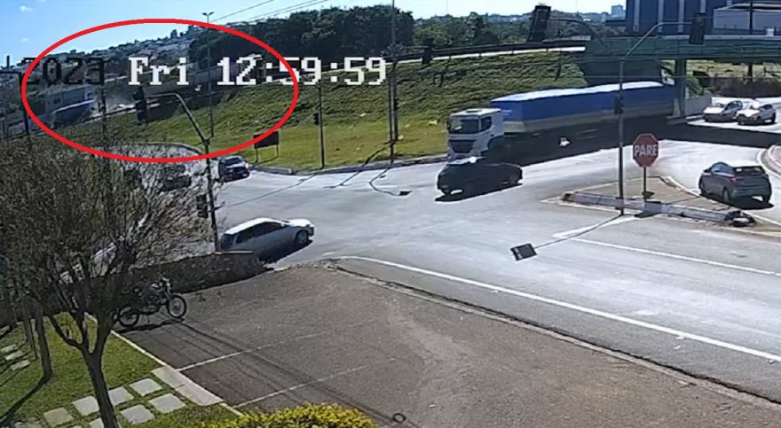 Câmera flagra acidente que deixou Mercedes destruída na BR-277