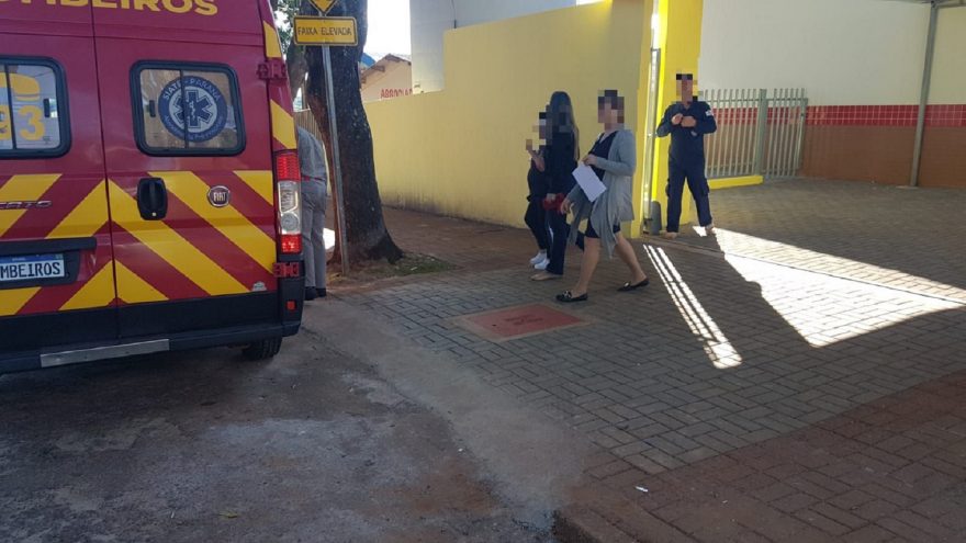 Mulher fica ferida ao cair de escada em colégio no Santo Onofre
