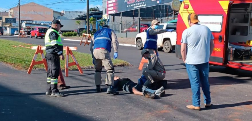 Fiat Toro e moto se envolvem em acidente na Av. Rocha Pombo