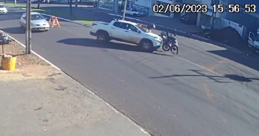 Câmera registra colisão entre moto e Fiat Toro na Av. Rocha Pombo
