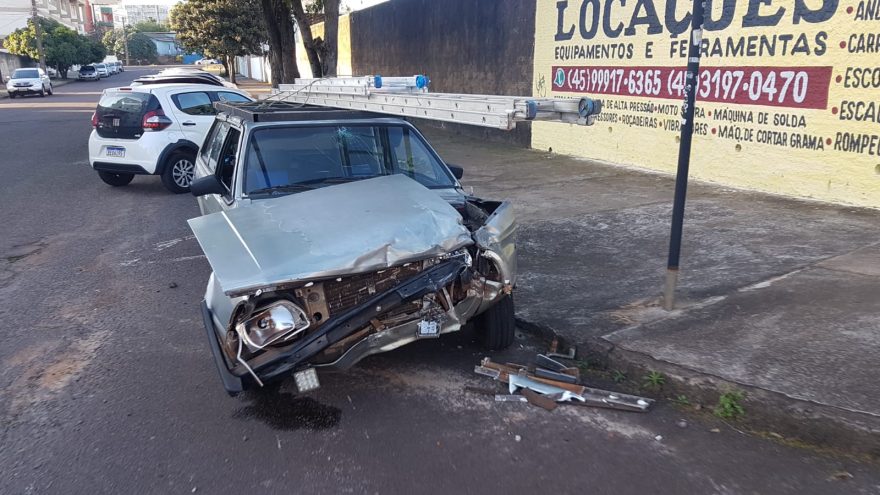 Belina fica destruída em acidente de trânsito no Parque São Paulo