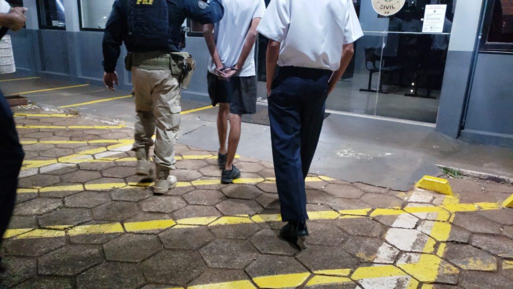 Voltando de formatura, jovem é detido pela PRF com carro roubado