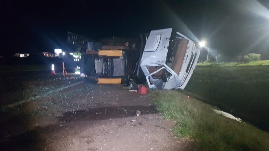 Caminhão tomba em acidente envolvendo três veículos na BR-277