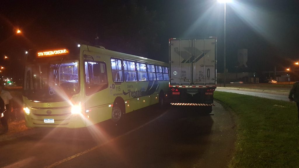Ônibus de Santa Tereza e caminhão “se enroscam” no Trevo do Guarujá