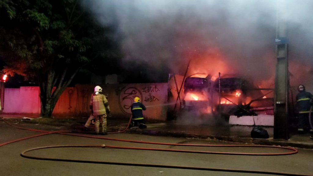Carros ficam destruídos em incêndio no pátio do Detran em Cascavel Carros ficam destruídos em incêndio no pátio do Detran em Cascavel
