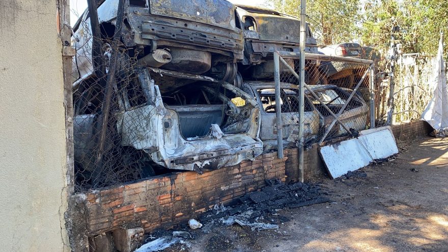 Conforme chefe do Detran de Cascavel, oito veículos foram atingidos por incêndio criminoso