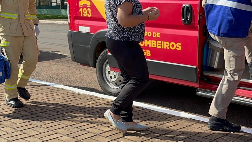 Após engavetamento, mulher bate a cabeça no para-brisas e precisa ser socorrida pelo Siate