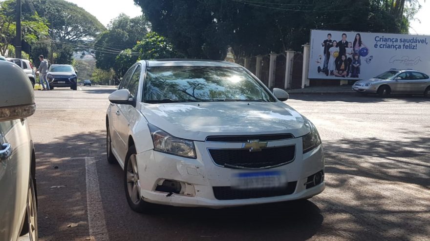 Carros se envolvem em colisão na Rua Londrina, no Centro