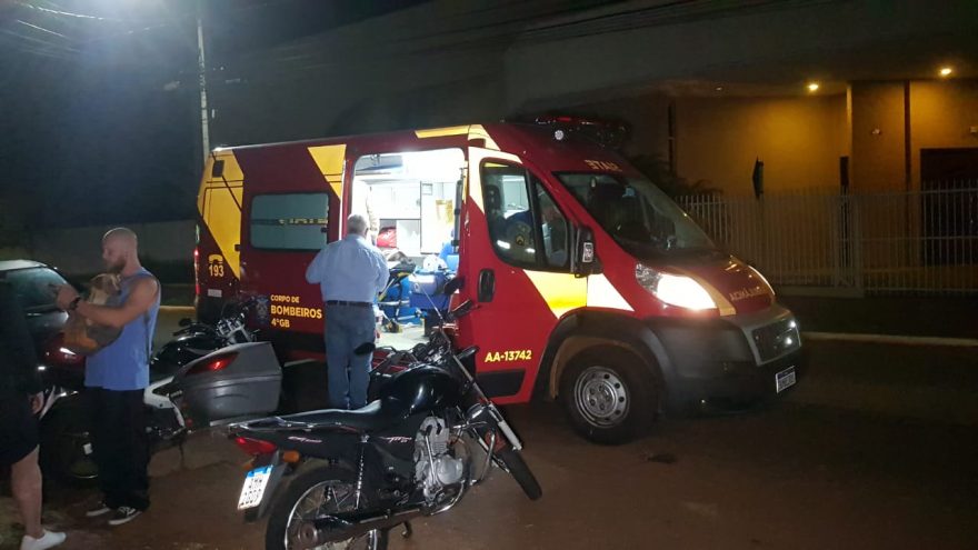 Mulher fica ferida após ser atropelada por uma motocicleta