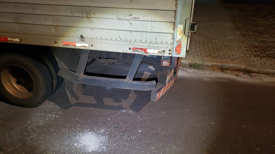 Homem é detido por embriaguez após colidir veículo contra caminhão estacionado no Santa Cruz