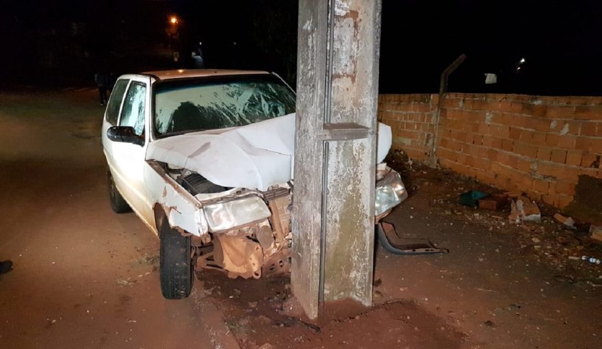 Condutor sofre fratura no dente após colidir contra poste no bairro Brasília
