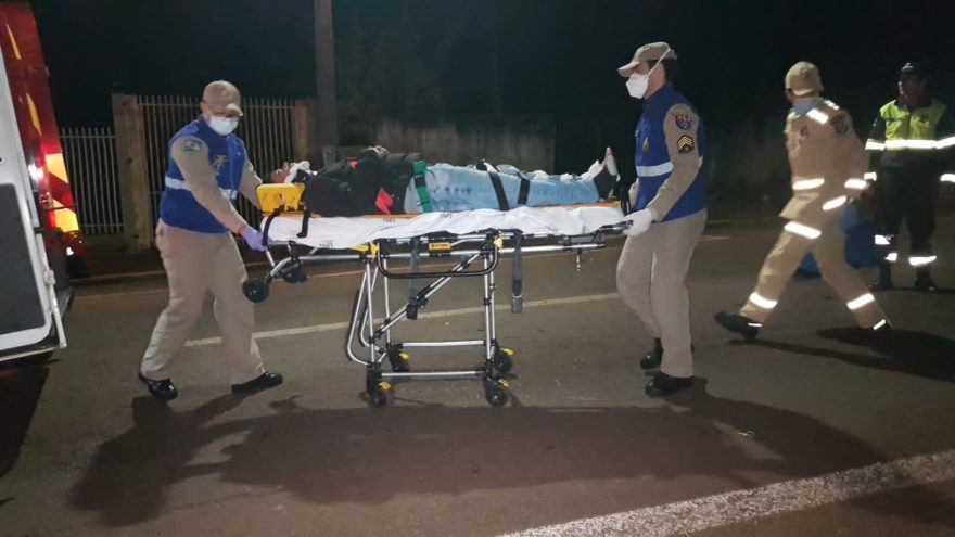 Motociclista tem suspeita de luxação nos dois joelhos após sofrer queda do veículo