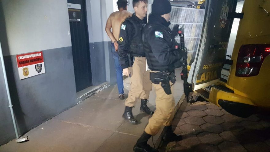 Jovem é agredido por vizinhos após ser flagrando batendo na esposa