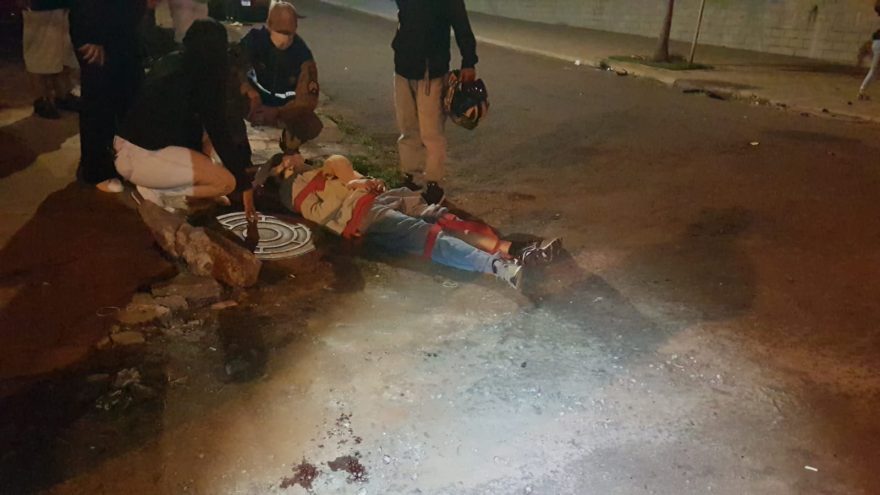 Jovens ficam feridos após colisão entre carro e moto no Santa Cruz
