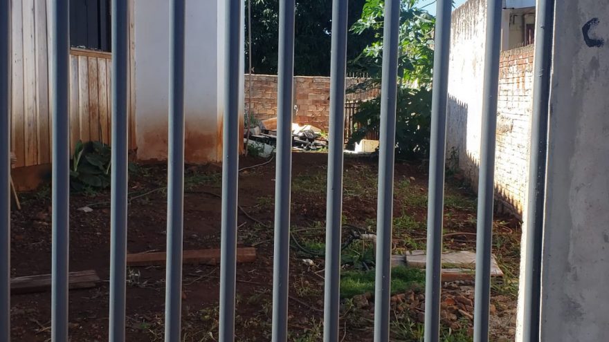 Paletes pegam fogo aos fundos de residência e Corpo de Bombeiros é acionado