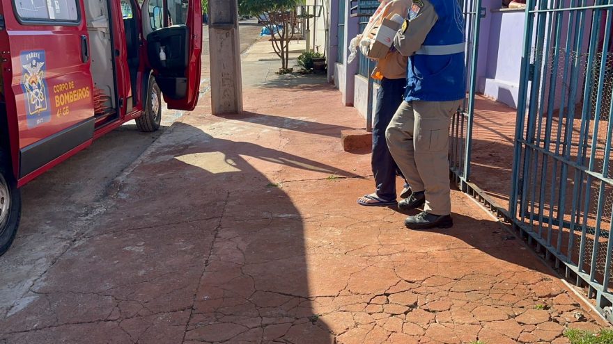 Menino de 13 anos quebra o braço brincando em aparelho de ginástica