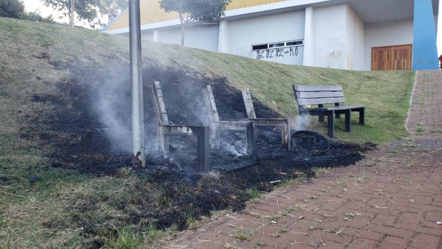 Banco no Ecopark da Rua Europa fica destruído após incêndio