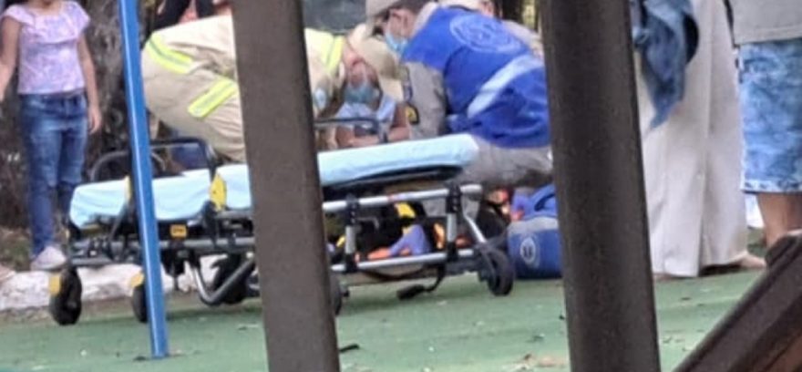 Criança fica ferida ao cair de brinquedo no parquinho do Zoológico