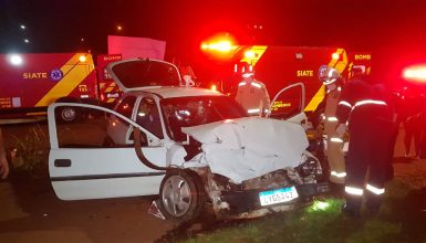 Imagem referente a Condutores ficam feridos após forte colisão frontal na Av. Piquiri
