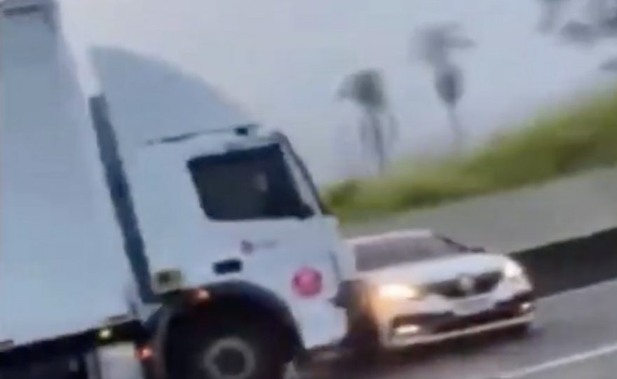 Caminhão ‘arrasta’ carro de assaltantes em rodovia de São Paulo; assista