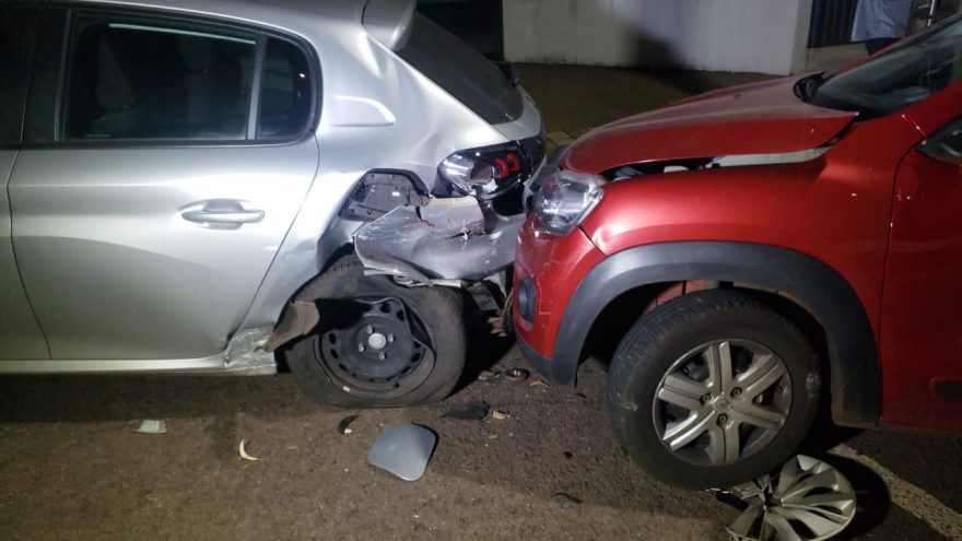Motorista abandona Renault Kwid após colidir na traseira de Peugeot estacionado na Rua Souza Naves