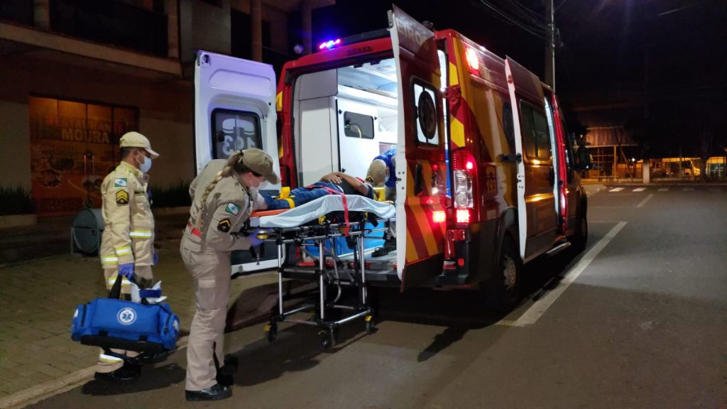 Homem fere a testa na quina da mesa e recebe atenção do Siate no bairro Santa Cruz Homem fere a testa na quina da mesa e recebe atenção do Siate no bairro Santa Cruz