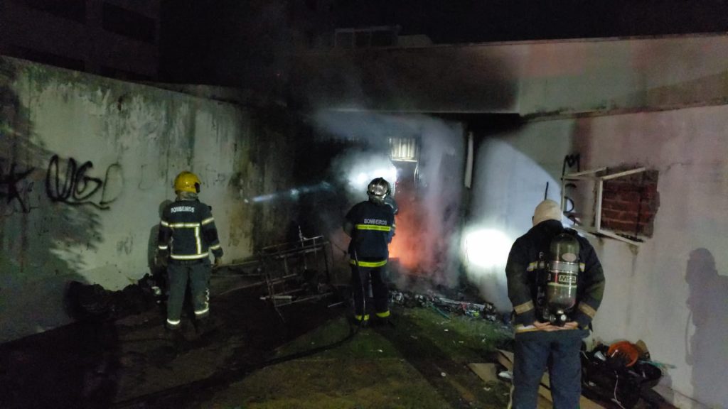 Foco de incêndio em imóvel abandonado mobiliza Corpo de Bombeiros no centro Foco de incêndio em imóvel abandonado mobiliza Corpo de Bombeiros no centro