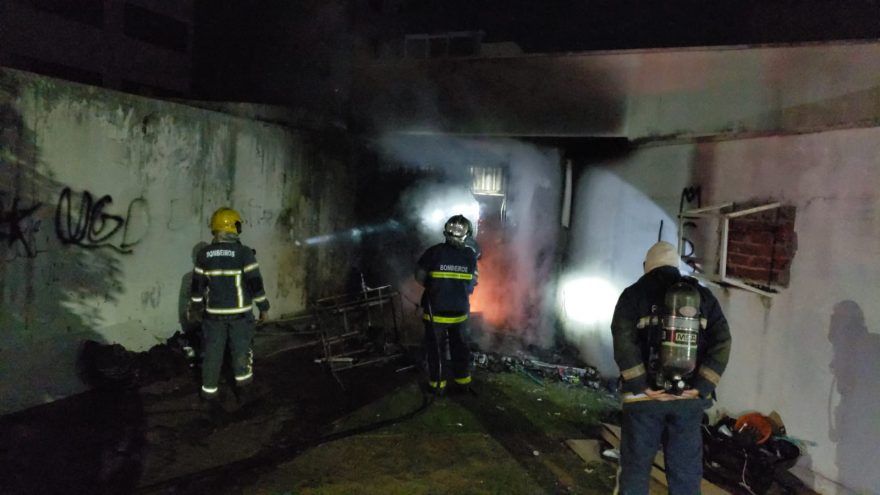 Foco de incêndio em imóvel abandonado mobiliza Corpo de Bombeiros no centro