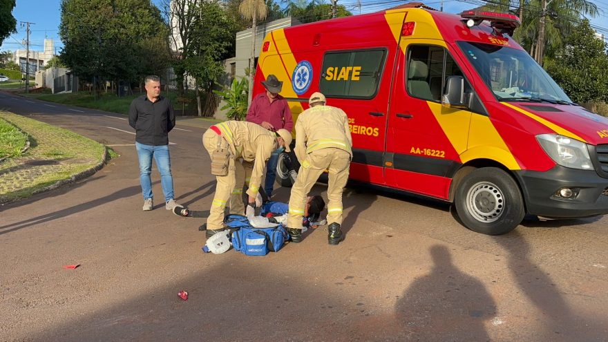 Motociclista sofre fratura no punho após acidente de trânsito no Centro