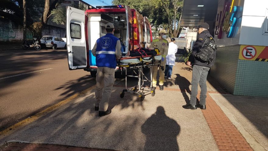 Criança fica ferida após ser atropelada no estacionamento de escola