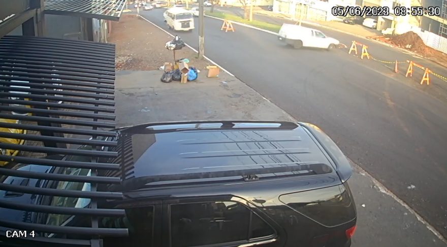 Motorista é flagrado desrespeitando sinalização nas obras da Avenida Rocha Pombo