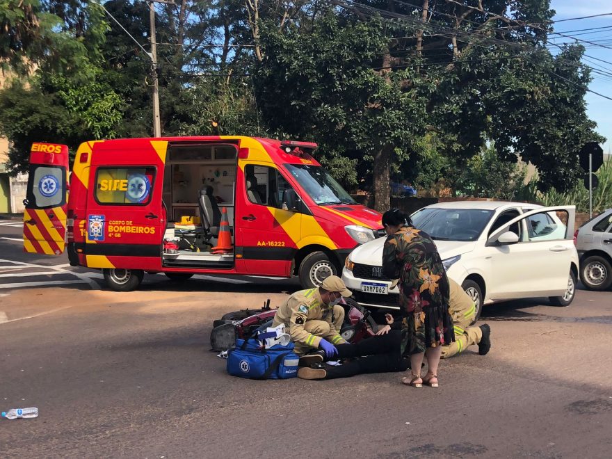 Motociclista tem lesão grave na perna após colisão com carro na Rua Maranhão