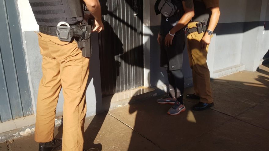 Homem se recusa a fornecer identificação e é detido pela PM