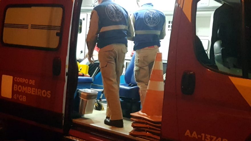 Idoso tropeça e cai em frente a residência e vai parar no hospital
