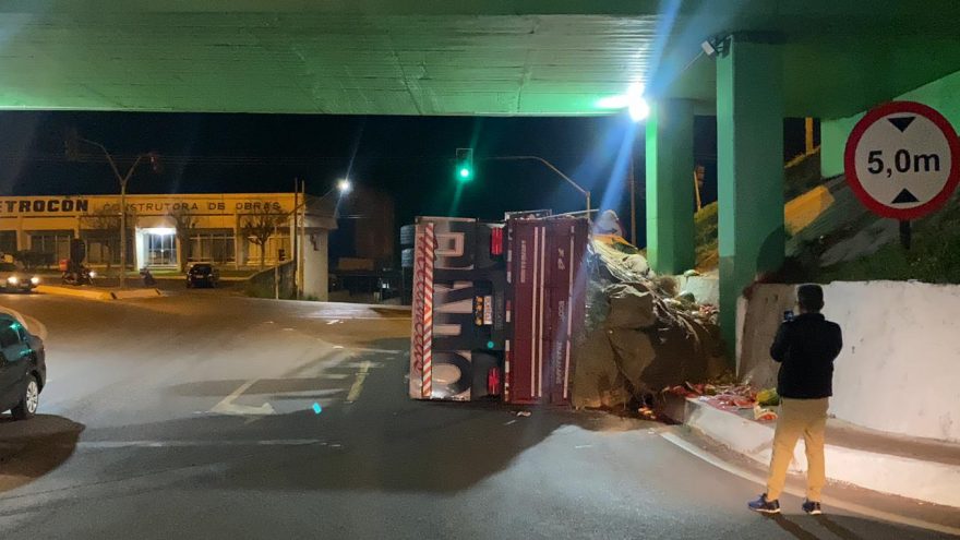 Carreta carregada com melancia tomba no viaduto do 14 de Novembro