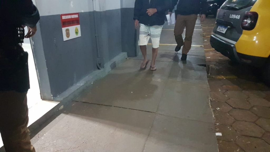 Homem é detido após abandonar cachorra com filhotes, em Vera Cruz do Oeste Homem é detido após abandonar cachorra com filhotes, em Vera Cruz do Oeste