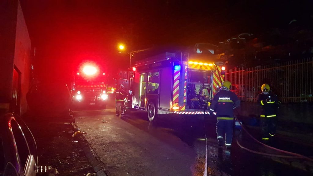 Incêndio atinge ferro-velho no bairro Morumbi e Corpo de Bombeiros é mobilizado Incêndio atinge ferro-velho no bairro Morumbi e Corpo de Bombeiros é mobilizado