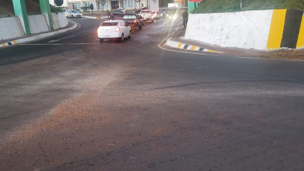 Trânsito na Souza Naves é liberado após destombamento de caminhão Trânsito na Souza Naves é liberado após destombamento de caminhão
