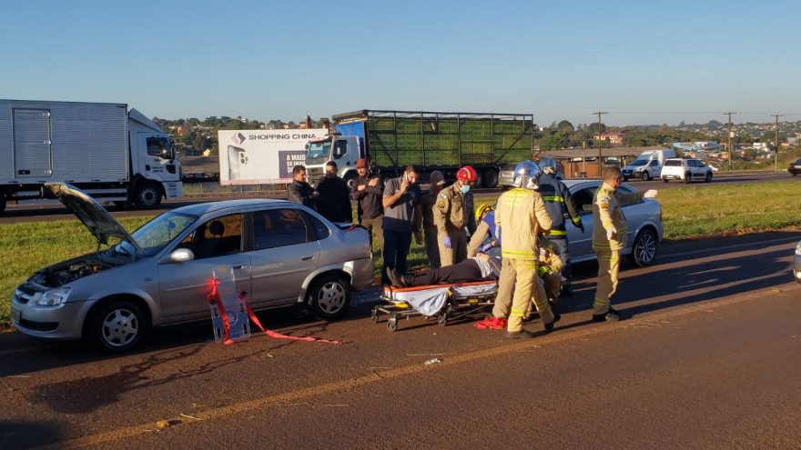 Mulher fica ferida após colisão entre carros na rodovia BR-277