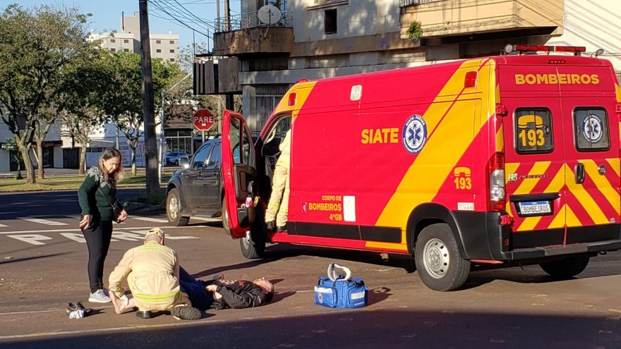 Motociclista sofre queda após ser fechado por Santana no Centro de Cascavel