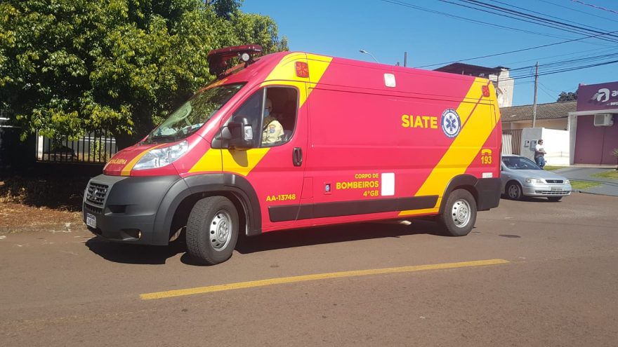 Adolescente é atropelada por caminhão e tem lesão grave na perna