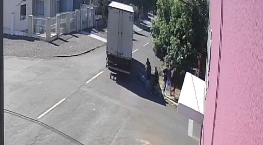 Câmera flagra adolescente sendo atropelada por caminhão