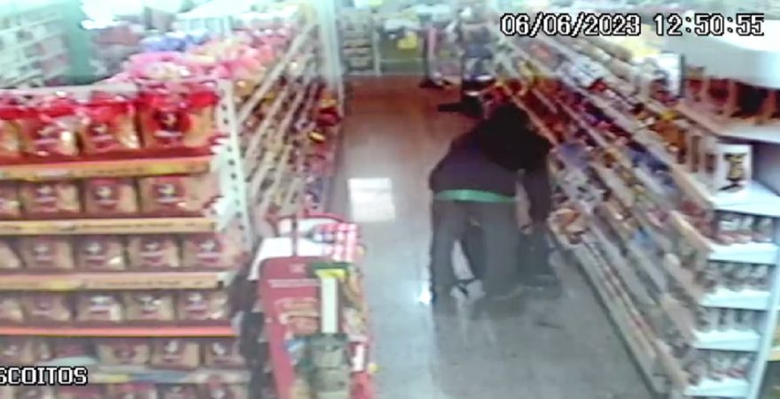 Câmera registra ladrão furtando peças de carne em mercado